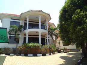 House - Kampala - 6 Bedrooms - Parking - Garden